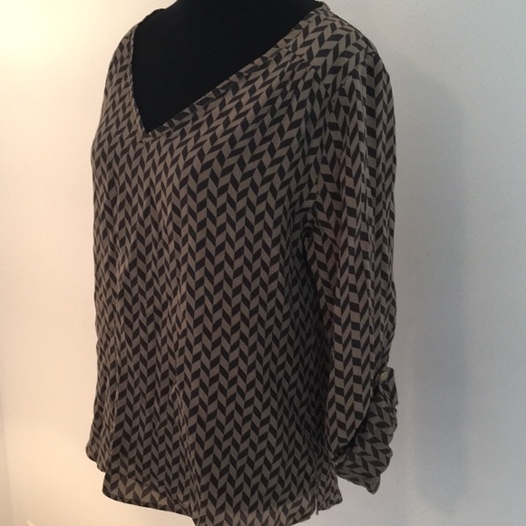 ✅ SOLD Silk Ellie Kai 3/4 Sleeve “V” Blouse Size 6 - Picture 2 of 9